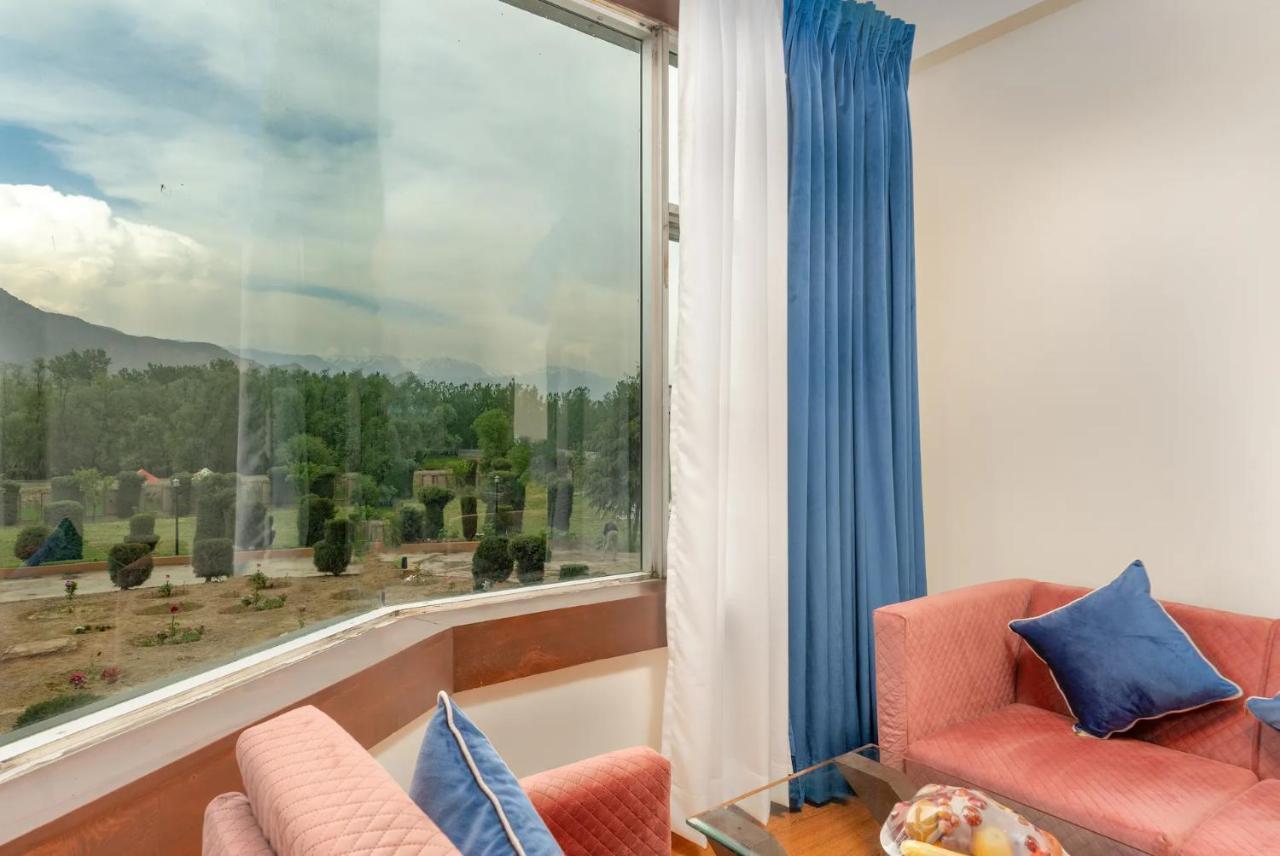 The Chinar Srinagar Hotel Exterior photo